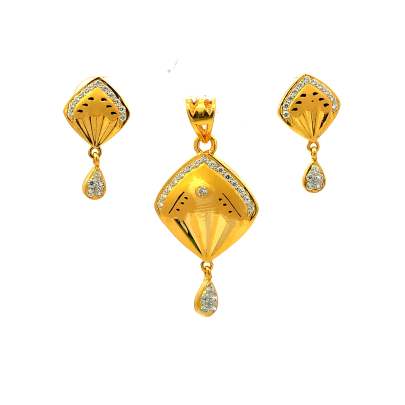 DELICATE  EDGY GOLD PENDANT SET  Gold