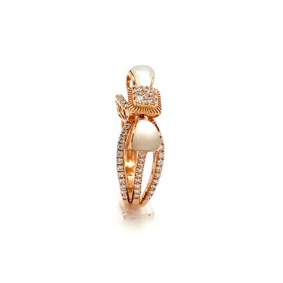 LUMINOUS SQUARE CARVED PEARL AND DIAMOND FINGER RING  Gold