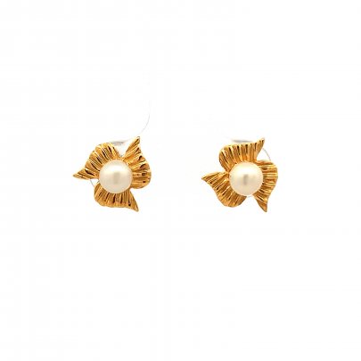 HYPNOTIC THREE PETALS INSPIRED PEARL STUD EARRINGS Gold