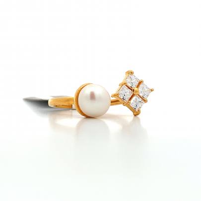 CONTEMPORARY DIAMOND AND PEARL LADIES RING  Rings